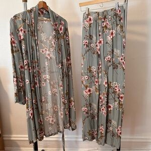 WinWin Floral Kimono Set in Soft Hues